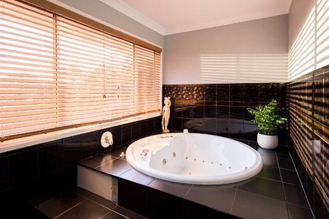 Land Of Lost Treasure - Kingaroy Accommodation 1