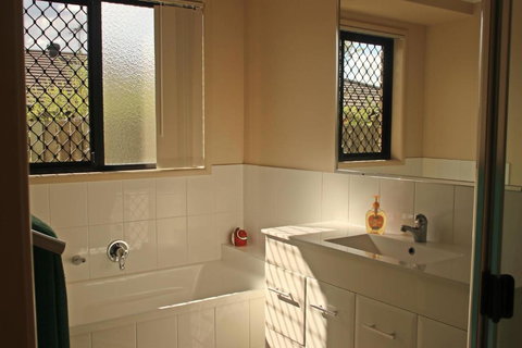 Banksia & Acacia Apartments - Kingaroy Accommodation 5