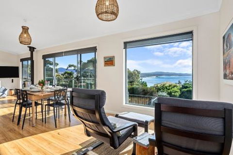 GRANITE BEACH HOUSE At Bay Of Fires - Kingaroy Accommodation 5
