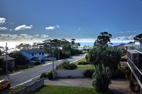 GRANITE BEACH HOUSE At Bay Of Fires - Kingaroy Accommodation 2