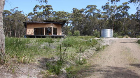 BAY Of FIRES ECO HUT Off Grid Experience At Binalong Bay - Kingaroy Accommodation 1