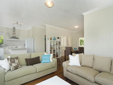 Henzell Street 28. Dicky Beach - Kingaroy Accommodation 4