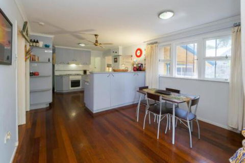 Lovely Torquay Cottage - Kingaroy Accommodation 7