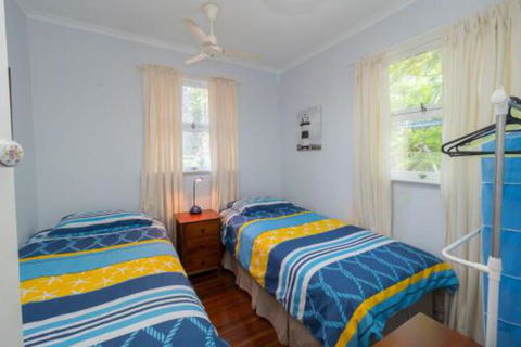 Lovely Torquay Cottage - Kingaroy Accommodation 6