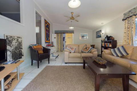 Lovely Torquay Cottage - Kingaroy Accommodation 5