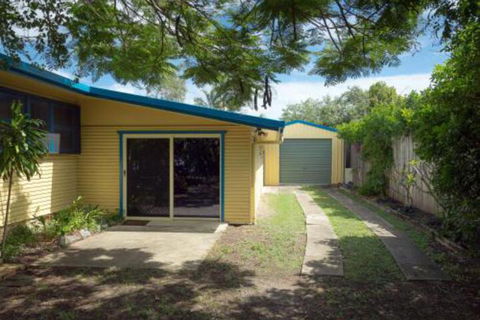 Lovely Torquay Cottage - Kingaroy Accommodation 4