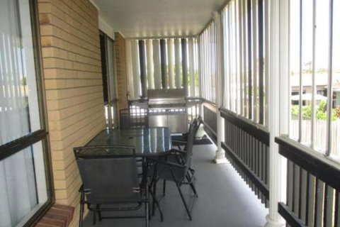 Comfy & Cosy (Upstairs) - Kingaroy Accommodation 7