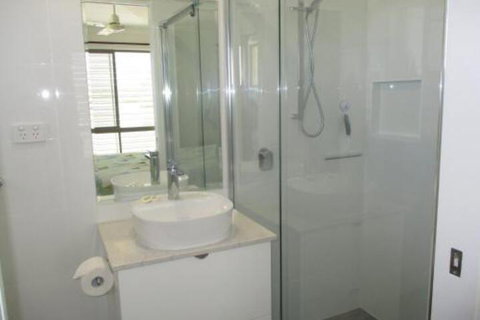 Comfy & Cosy (Upstairs) - Kingaroy Accommodation 4