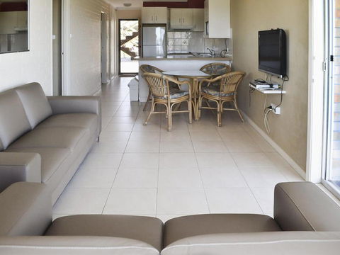Fairholme 5 Opposite Lake - Kingaroy Accommodation 4