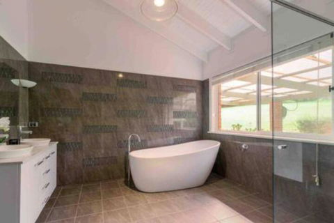 Luxurious Home On 5 Acres Close To CBD Sleeps 18 - Kingaroy Accommodation 7