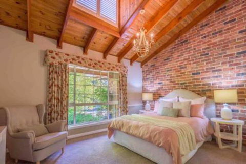 Luxurious Home On 5 Acres Close To CBD Sleeps 18 - Kingaroy Accommodation 4