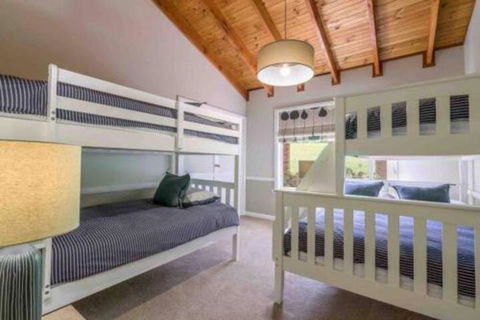 Luxurious Home On 5 Acres Close To CBD Sleeps 18 - Kingaroy Accommodation 5