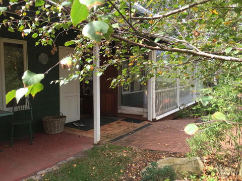 Lakeside Garden Chalet - Kingaroy Accommodation 2