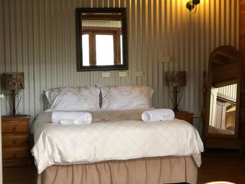 Lakeside Garden Chalet - Kingaroy Accommodation 5