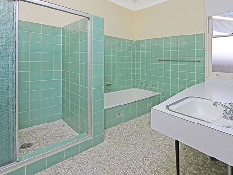 GOLF 39 MOLLYMOOK BEACH - Kingaroy Accommodation 3