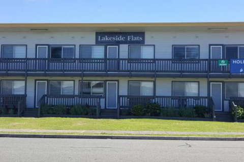 Lakeside Flats 1 - Kingaroy Accommodation 0