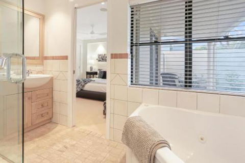 Waterfront Luxury Noosa Heads - Kingaroy Accommodation 5