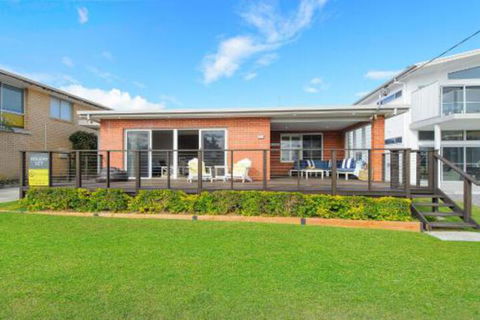 Casa Sorella Beachfront Family Home With Pool - Kingaroy Accommodation 3