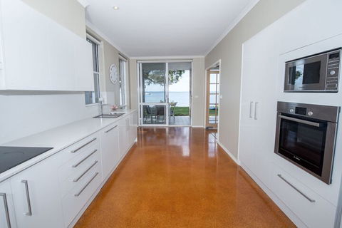 A Foreshore Salamander Bay - Kingaroy Accommodation 5