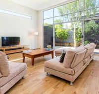 PALM COURT RETREAT MORNINGTON - Kingaroy Accommodation