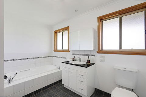 Yarragon 4 Bedroom House In Gippsland - Kingaroy Accommodation 5