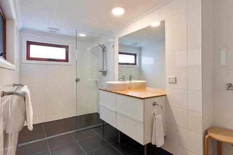 DOLPHIN LOOKOUT COTTAGE Amazing Views Of The Bay Of Fires - Kingaroy Accommodation 1