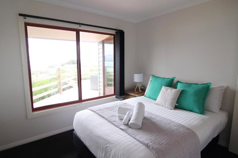 DOLPHIN LOOKOUT COTTAGE Amazing Views Of The Bay Of Fires - Kingaroy Accommodation 5