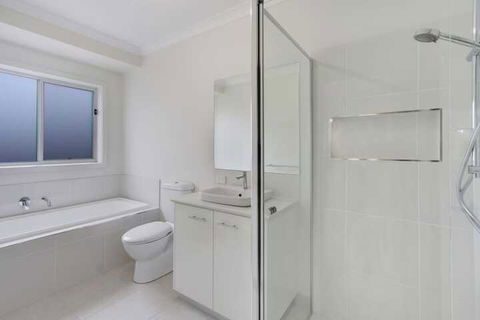 V & V Family Dream Away - Kingaroy Accommodation 3