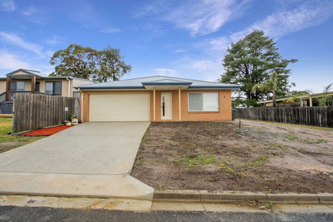 V & V Family Dream Away - Kingaroy Accommodation 1