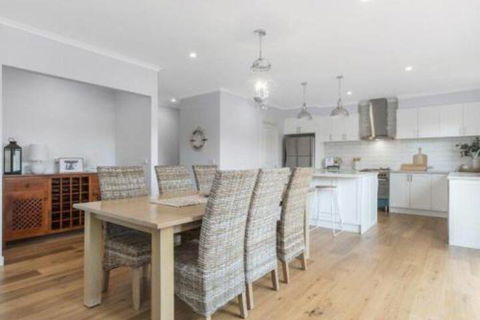 Coastal Luxury Retreat - Kingaroy Accommodation 2