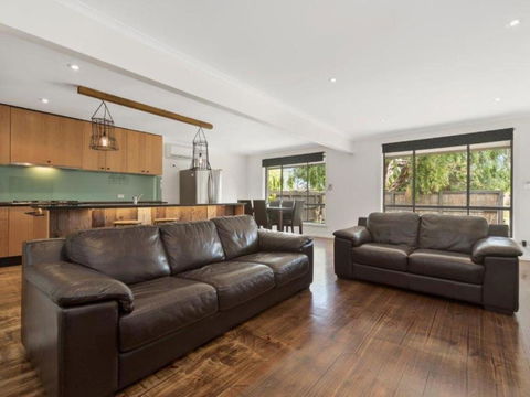 Family Foreshore Favourite - Kingaroy Accommodation 5