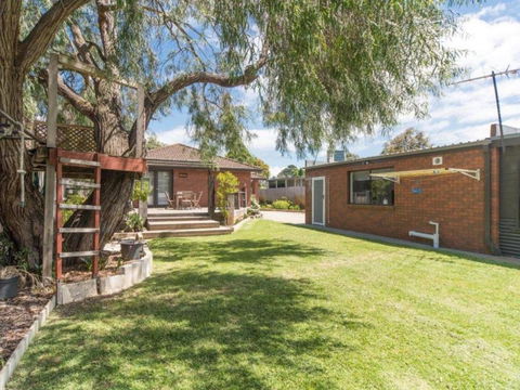 Family Foreshore Favourite - Kingaroy Accommodation 4