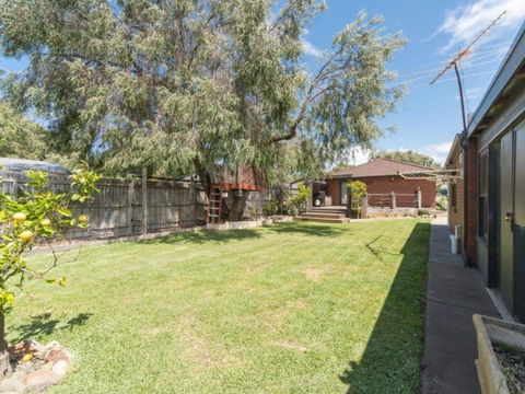 Family Foreshore Favourite - Kingaroy Accommodation 1