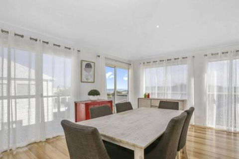 SEAVIEW Ocean Views From A Modern Townhouse - Kingaroy Accommodation 6