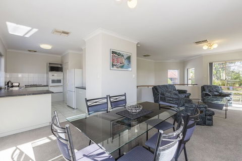 The Burswood Townhouse - Kingaroy Accommodation 7