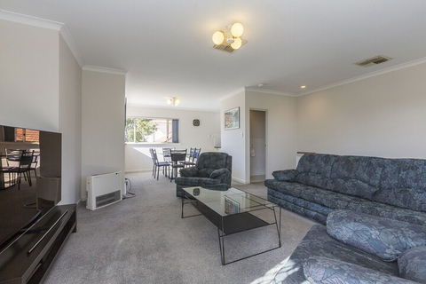 The Burswood Townhouse - Kingaroy Accommodation 4