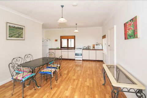 Storm Bay Cottage - Kingaroy Accommodation 4