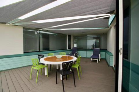 Boathouse Nearly In The Water & Wonderful Views - Kingaroy Accommodation 6