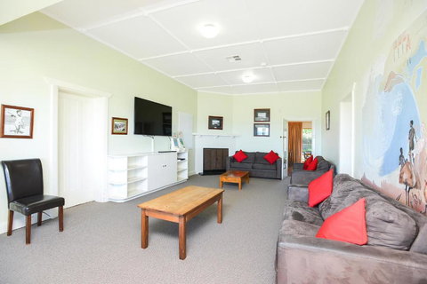 Victor Harbor Beachfront Bliss + WiFi - Kingaroy Accommodation 3