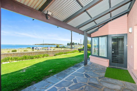 Victor Harbor Beachfront Bliss + WiFi - Kingaroy Accommodation 2