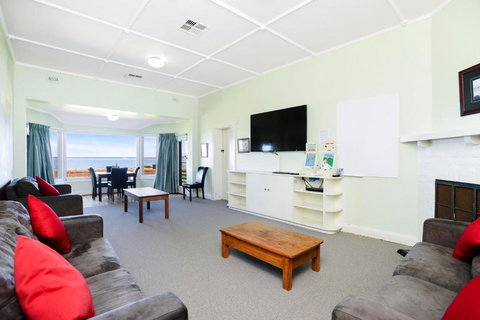 Victor Harbor Beachfront Bliss + WiFi - Kingaroy Accommodation 4