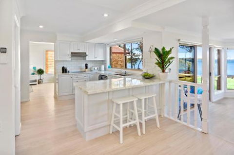 Adrift Retreat St. Georges Basin Waterfront Home - Kingaroy Accommodation 2