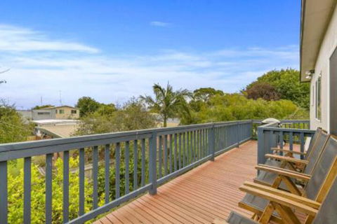 THE BEACH HIVE PET FRIENDLY (OUTSIDE ONLY) INLET SIDE - Kingaroy Accommodation 0