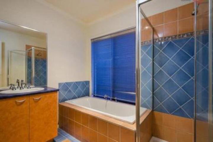 Altona Meadows VIC Kingaroy Accommodation