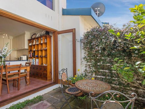 SEAVIEWS MORNINGTON.... - Kingaroy Accommodation 3