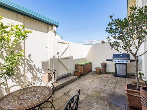 SEAVIEWS MORNINGTON.... - Kingaroy Accommodation 1