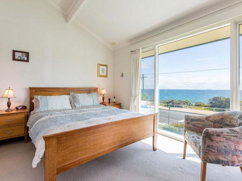 SEAVIEWS MORNINGTON.... - Kingaroy Accommodation 2