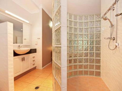 CRISTAL At CLIFTON BEACH - Kingaroy Accommodation 6