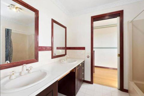 GUMS & ROSES Family Home In The Heart Of Town. - Kingaroy Accommodation 3
