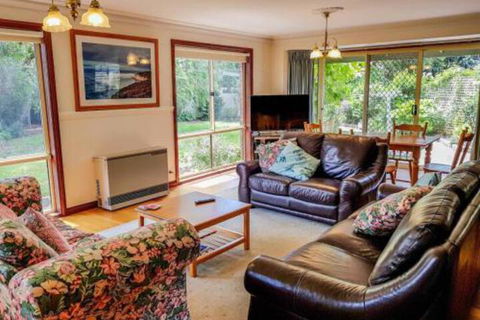 GUMS & ROSES Family Home In The Heart Of Town. - Kingaroy Accommodation 4